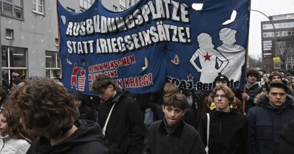 জার্মানির নতুন সামরিক বিলের প্রতিবাদে ছাত্র-জনতার বিক্ষোভ