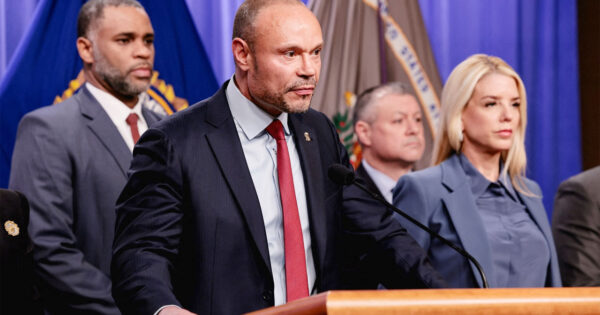 ডোনাল্ড ট্রাম্পের মন্তব্যের কয়েক ঘণ্টা পর পদত্যাগের ঘোষণা দিলেন এফবিআই উপপ্রধান