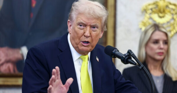 রাষ্ট্রীয় তহবিল থেকে ১০০ কোটি ডলার ক্ষতিপূরণ নিচ্ছেন ট্রাম্প