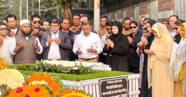 ছোট ভাই কোকোর কবর জিয়ারত করলেন তারেক রহমান