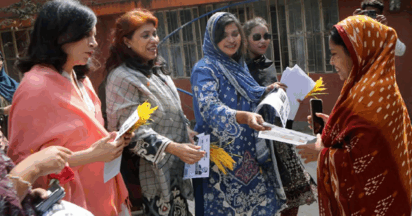 আমির খসরু মাহমুদ চৌধুরীর পক্ষে ভোট চেয়ে গণসংযোগ করছেন পুত্রবধূ সায়েকা কবির