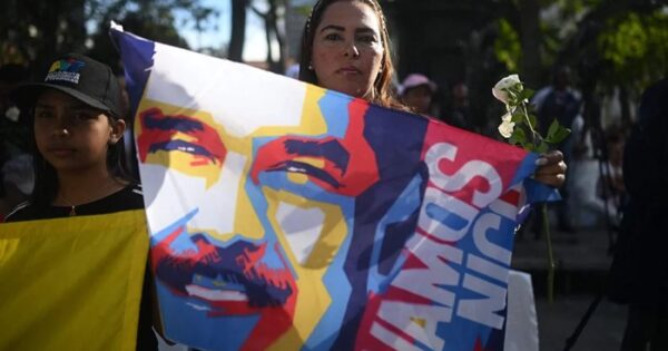 নিকোলাস মাদুরোর মুক্তির দাবিতে কারাকাসে হাজারো মানুষের মিছিল