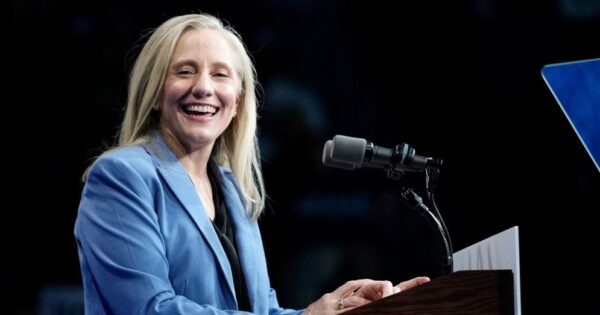 ভার্জিনিয়ার প্রথম নারী গভর্নর হিসেবে নির্বাচিত অ্যাবিগেইল স্প্যানবার্গার