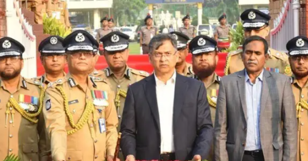 মহান স্বাধীনতা দিবসে উপলক্ষে শহীদ পুলিশ সদস্যদের প্রতি স্বরাষ্ট্রমন্ত্রী ও আইজিপির শ্রদ্ধা
