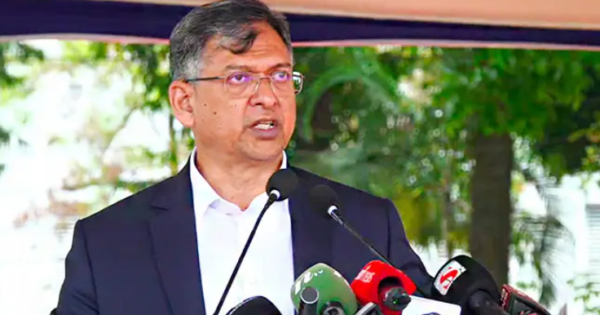 পুলিশ সদস্যরা বর্তমান পোশাকে সন্তুষ্ট নয়: স্বরাষ্ট্রমন্ত্রী