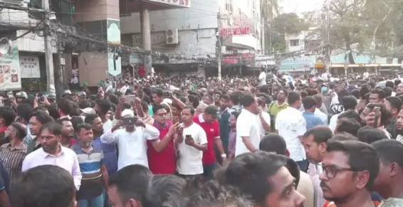 বিএনপি কার্যালয়ে তারেক রহমানের আগমন ঘিরে নেতাকর্মীদের ঢল