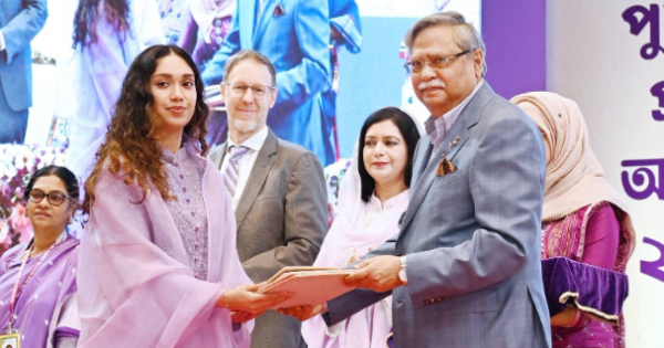 গণতন্ত্রের অগ্রযাত্রায় ‘শ্রেষ্ঠ অদম্য নারী’ সম্মাননা পেলেন খালেদা জিয়া, গ্রহণ করলেন জাইমা