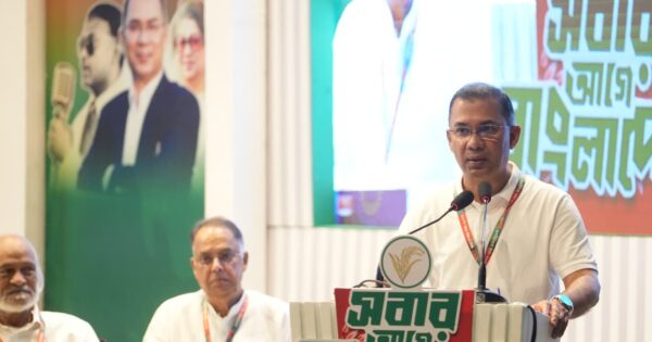 জনগণের কাছে করা সকল প্রতিশ্রুতি বাস্তবায়নে নেতাকর্মীদের সহযোগিতা চাইলেন প্রধানমন্ত্রী