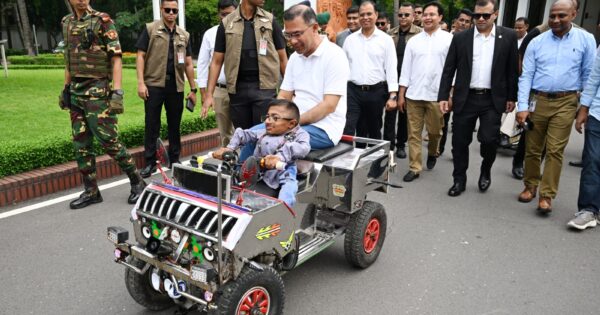 বিশেষ চাহিদাসম্পন্ন তরুণ ওয়াকিমুল ইসলামের বানানো ‘স্মার্ট কারে’ চড়লেন প্রধানমন্ত্রী