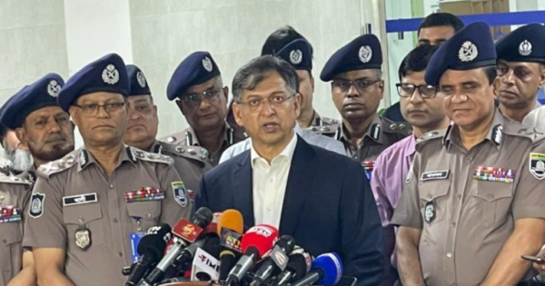 দেশে কোনোভাবেই সন্ত্রাসী, মাদক ব্যবসায়ী এবং চাঁদাবাজদের স্থান দেব না: স্বরাষ্ট্রমন্ত্রী