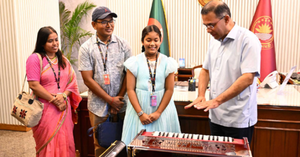 প্রধানমন্ত্রীর সঙ্গে সাক্ষাতের মধ্য দিয়ে স্বপ্নপূরণ হলো অনুশ্রীর, পেল হারমোনিয়াম উপহার