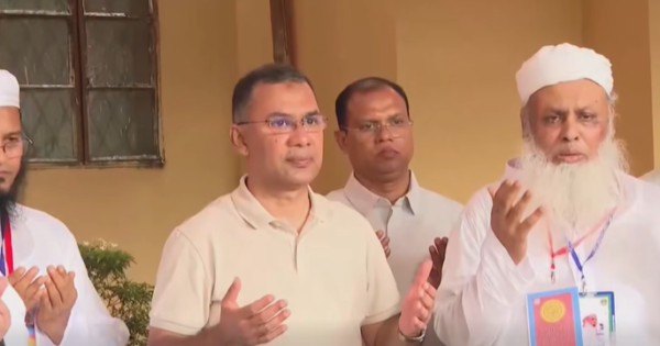 হেফাজতে ইসলামের প্রয়াত আমির আল্লামা শাহ আহমদ শফীর কবর জিয়ারত করলেন প্রধানমন্ত্রী