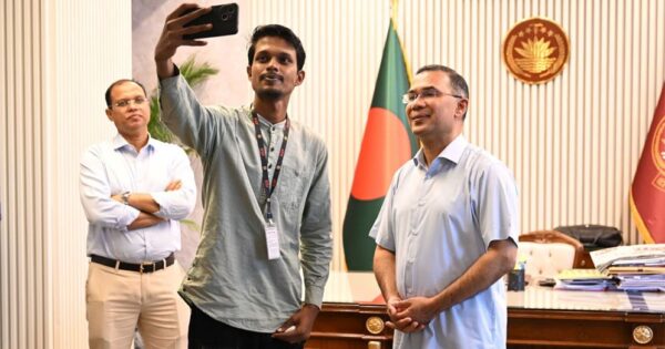 প্রধানমন্ত্রীর সঙ্গে সাক্ষাতের ইচ্ছা পূরণ হলো রাকিবের, তুললেন সেলফিও