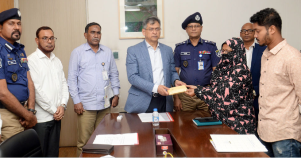 সন্ত্রাসীদের নৃশংস হামলায় এসবির এসআই হত্যায় জড়িতদের দ্রুত গ্রেপ্তারের নির্দেশ স্বরাষ্ট্রমন্ত্রীর